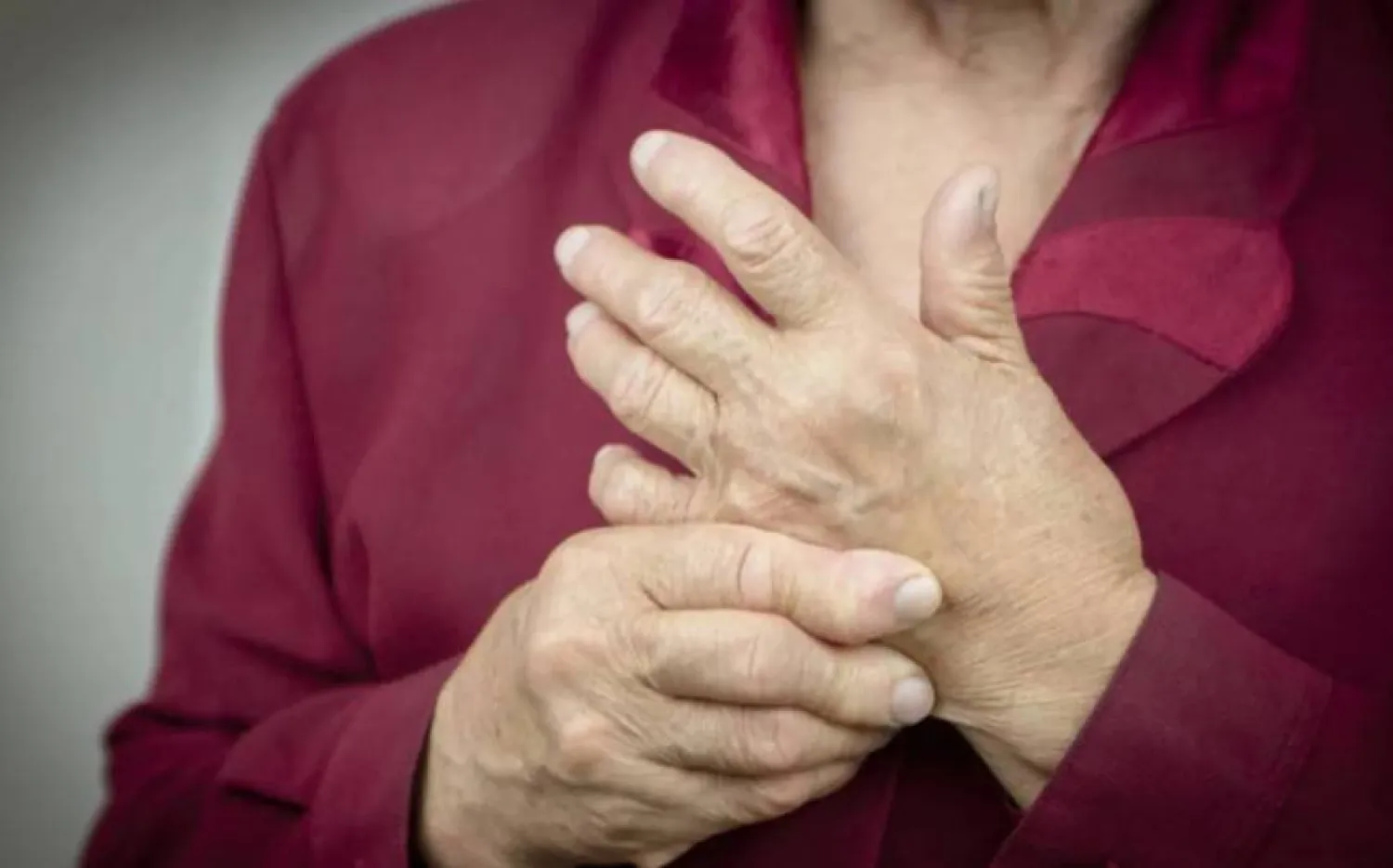 هشاشة العظام حالة خطيرة تصيب ملايين الأشخاص حول العالم (رويترز)