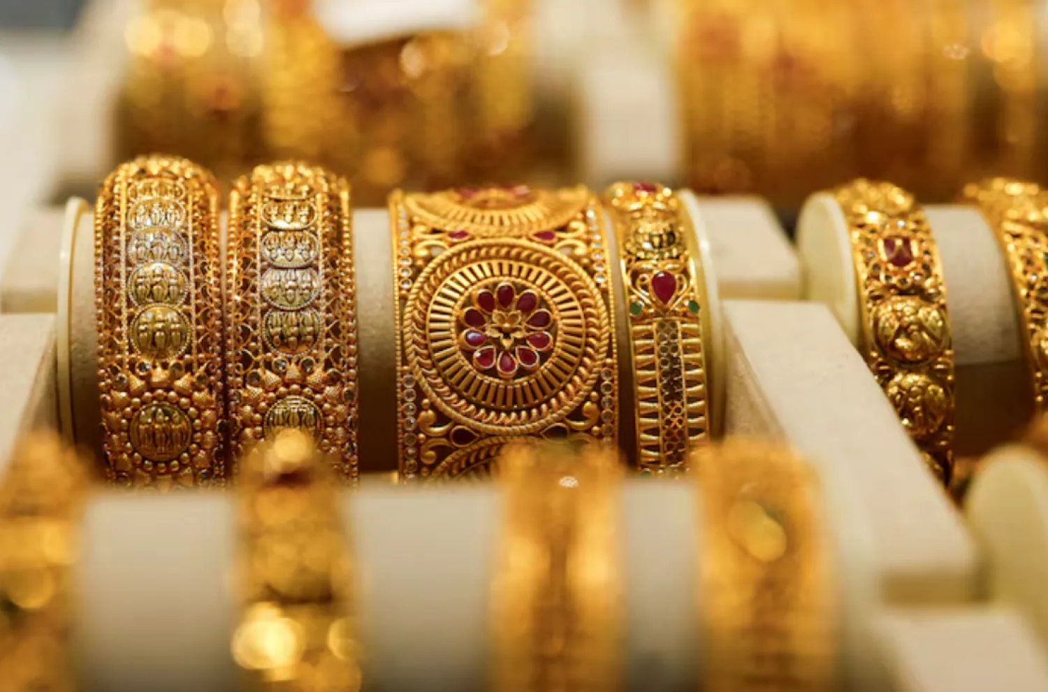 Gold bangles are displayed at a jewellery store in Mumbai, India, March 20, 2025. REUTERS/Francis Mascarenhas/File Photo 