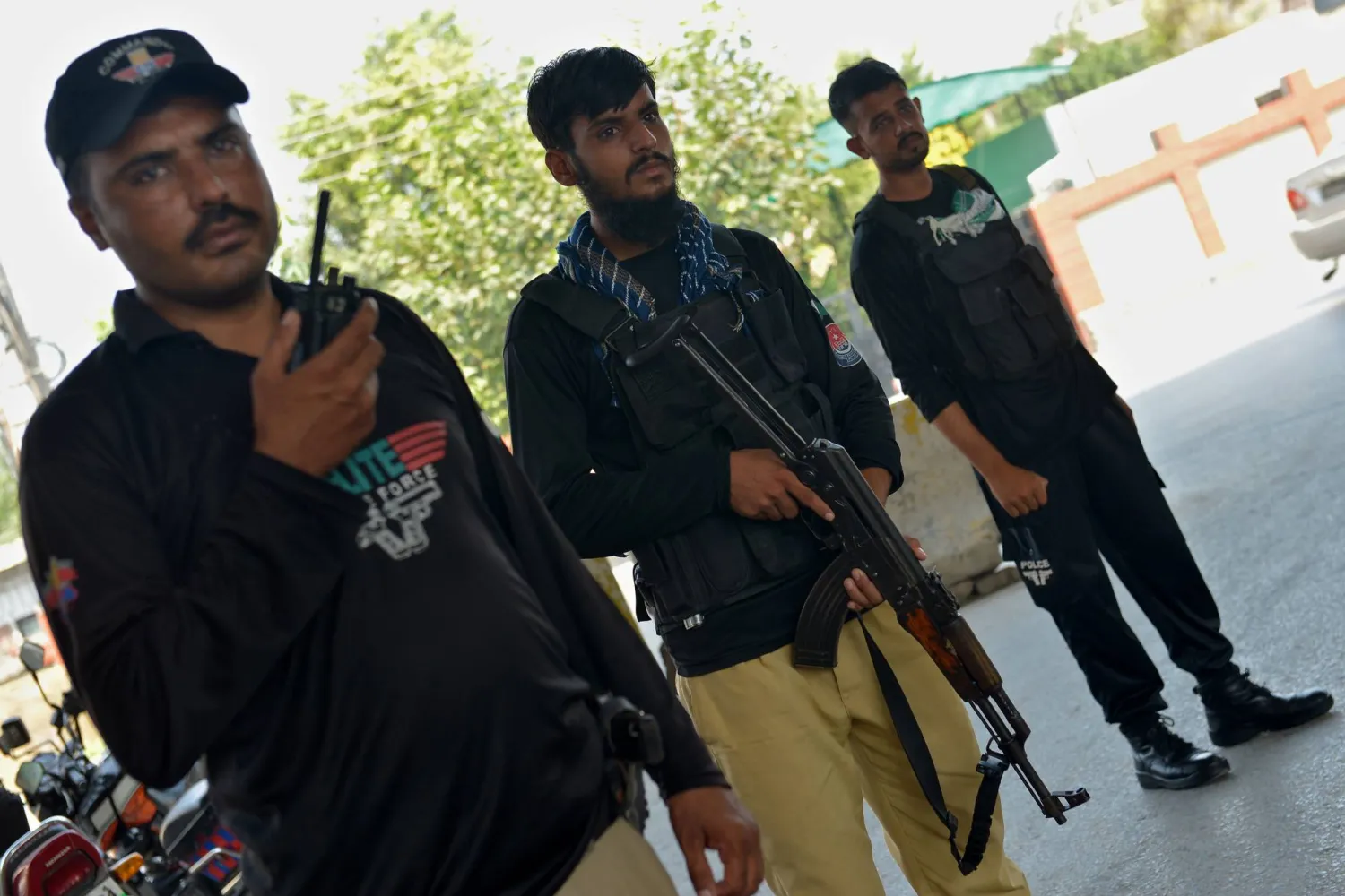 عناصر من قوات الأمن الباكستانية في نقطة تفتيش في بيشاور (إ.ب.أ)