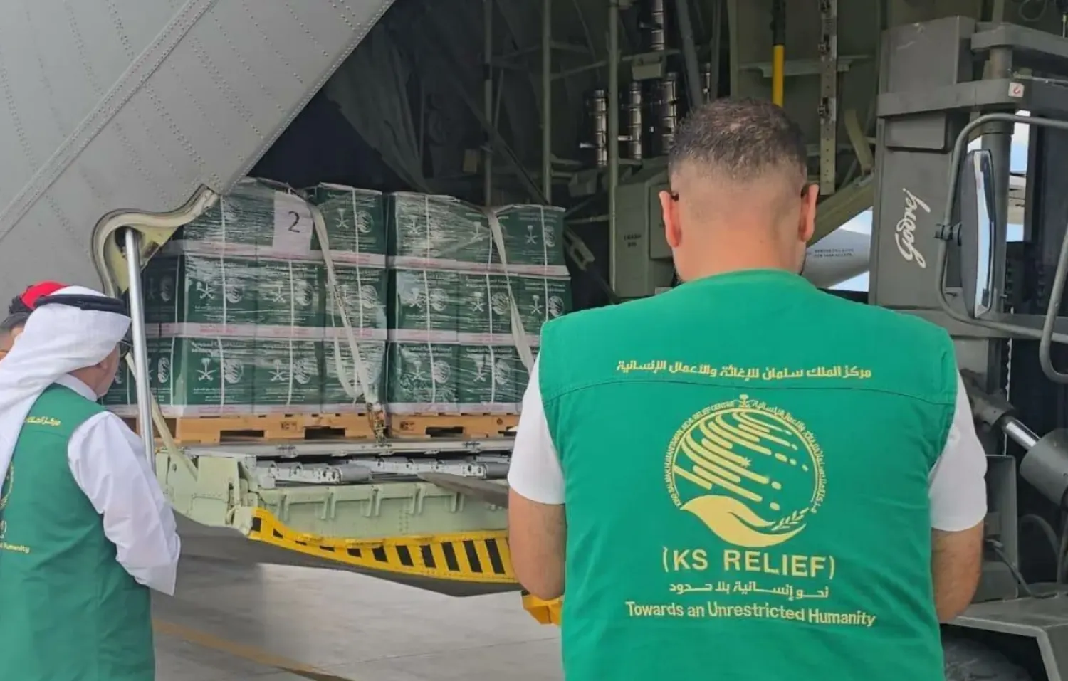 الطائرة الإغاثية السعودية الـ64  تحمل على متنها سلالاً غذائية تمهيداً لنقلها إلى المتضررين من الشعب الفلسطيني في غزة (واس)