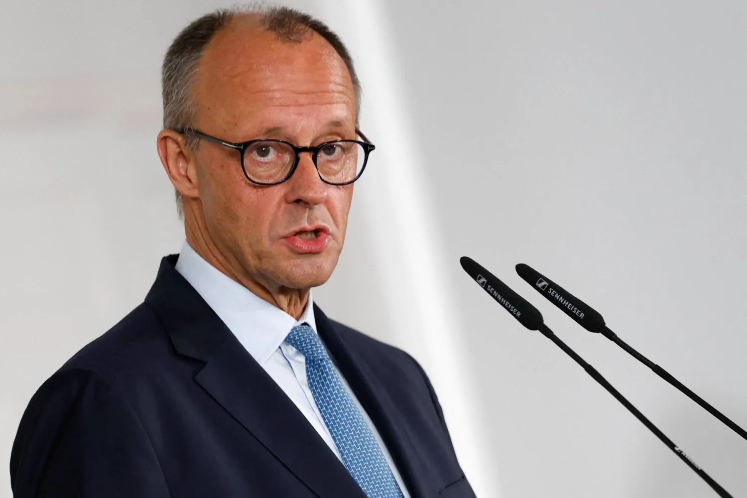 المستشار الألماني فريدريش ميرتس يلقي كلمته خلال مؤتمر صحافي مشترك في مدريد 18 سبتمبر 2025 (رويترز)