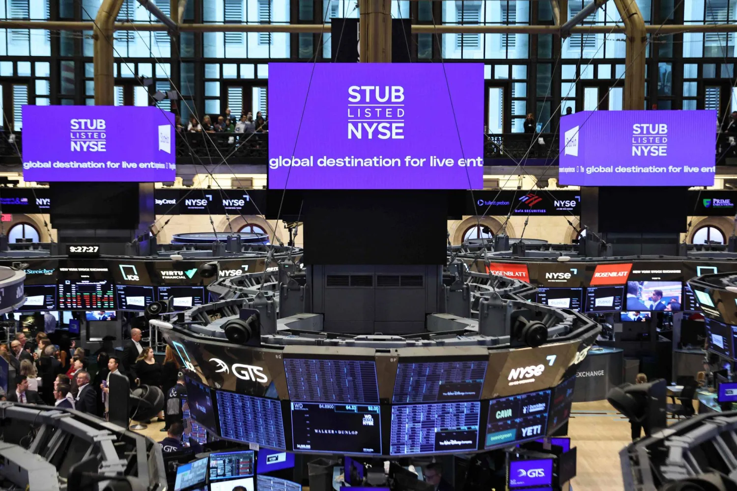 منظر عام من داخل بورصة نيويورك (أ.ف.ب)