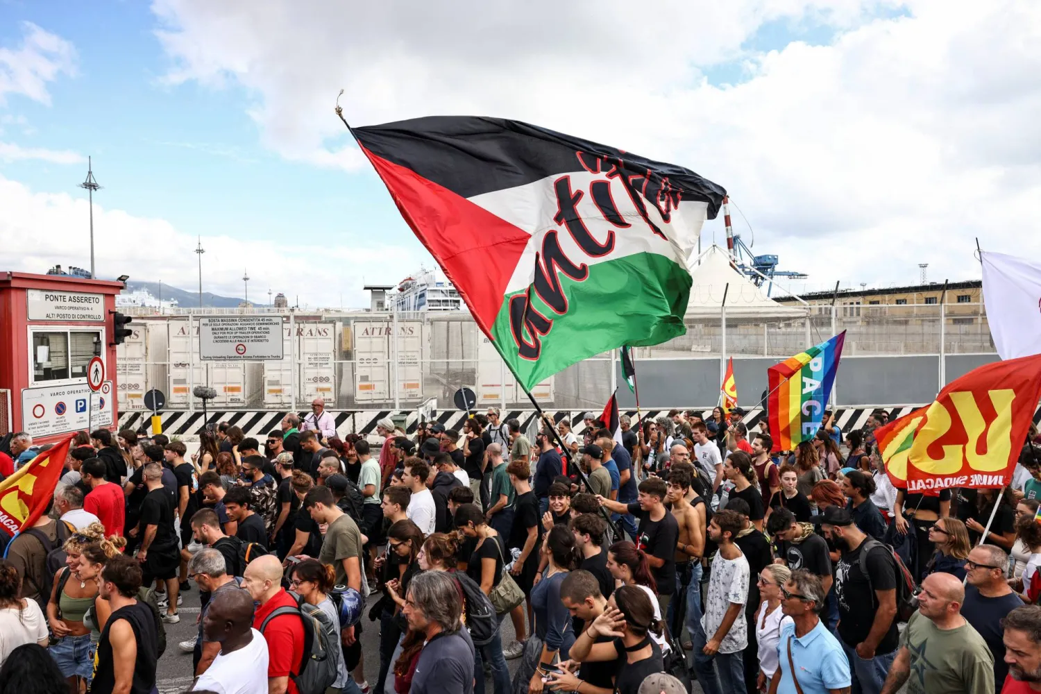 عمال ميناء جنوا الإيطالي يشاركون في احتجاج يوم الاثنين تحت شعار «لنمنع كل شيء» تضامناً مع غزة ويطالبون بوقف شحنات الأسلحة إلى إسرائيل (رويترز)
