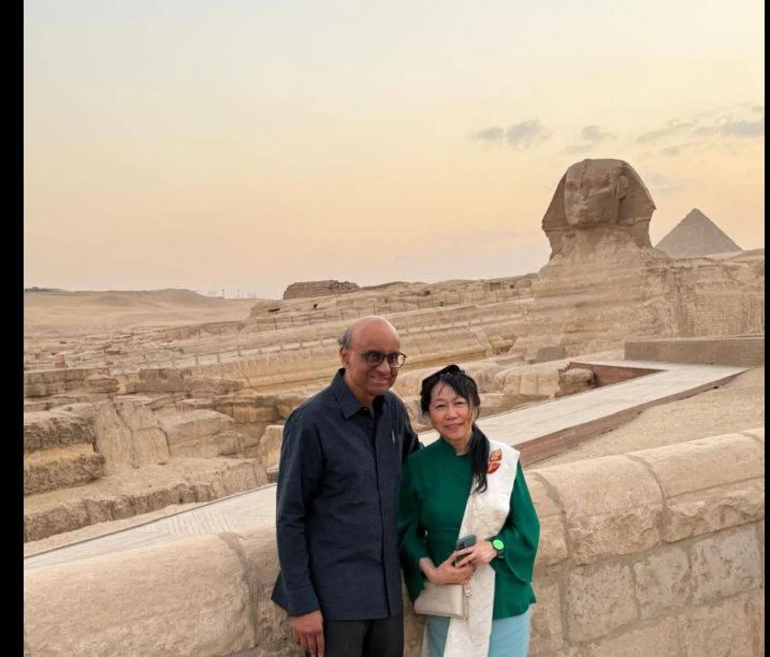 رئيس سنغافورة وقرينته أمام أبو الهول (وزارة السياحة والآثار)