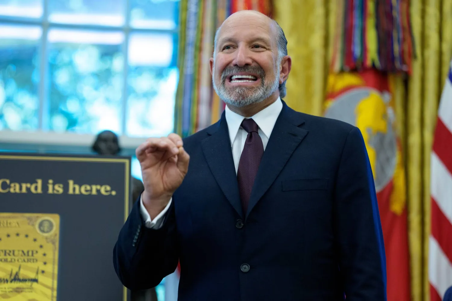 وزير التجارة الأميركي يلقي كلمة خلال توقيع دونالد ترمب الأوامر التنفيذية في المكتب البيضاوي (إ.ب.أ)