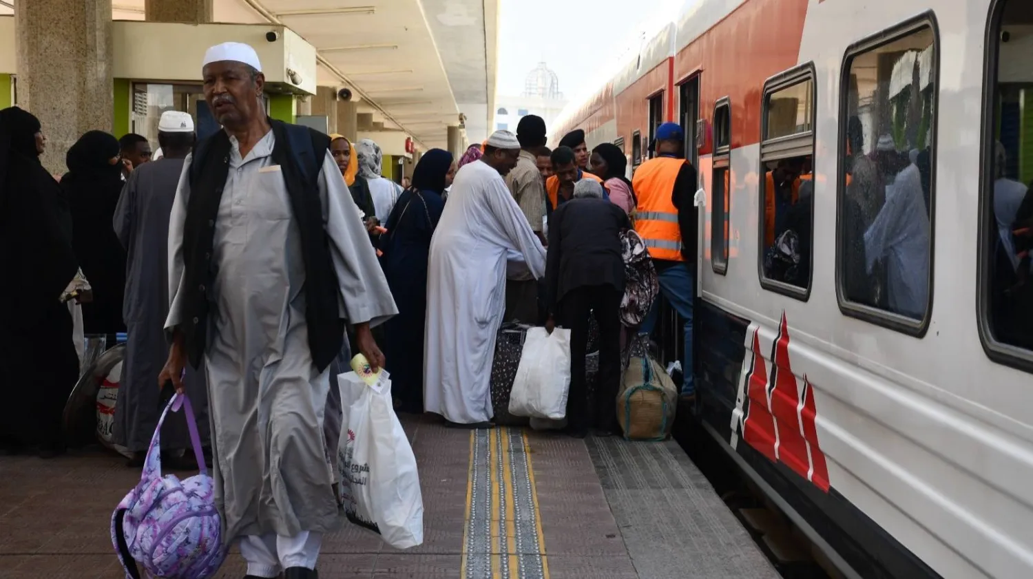 قطار العودة الطوعية قبل توجهه من القاهرة إلى أسوان وعلى متنه مئات السودانيين (مجلس الوزراء المصري)