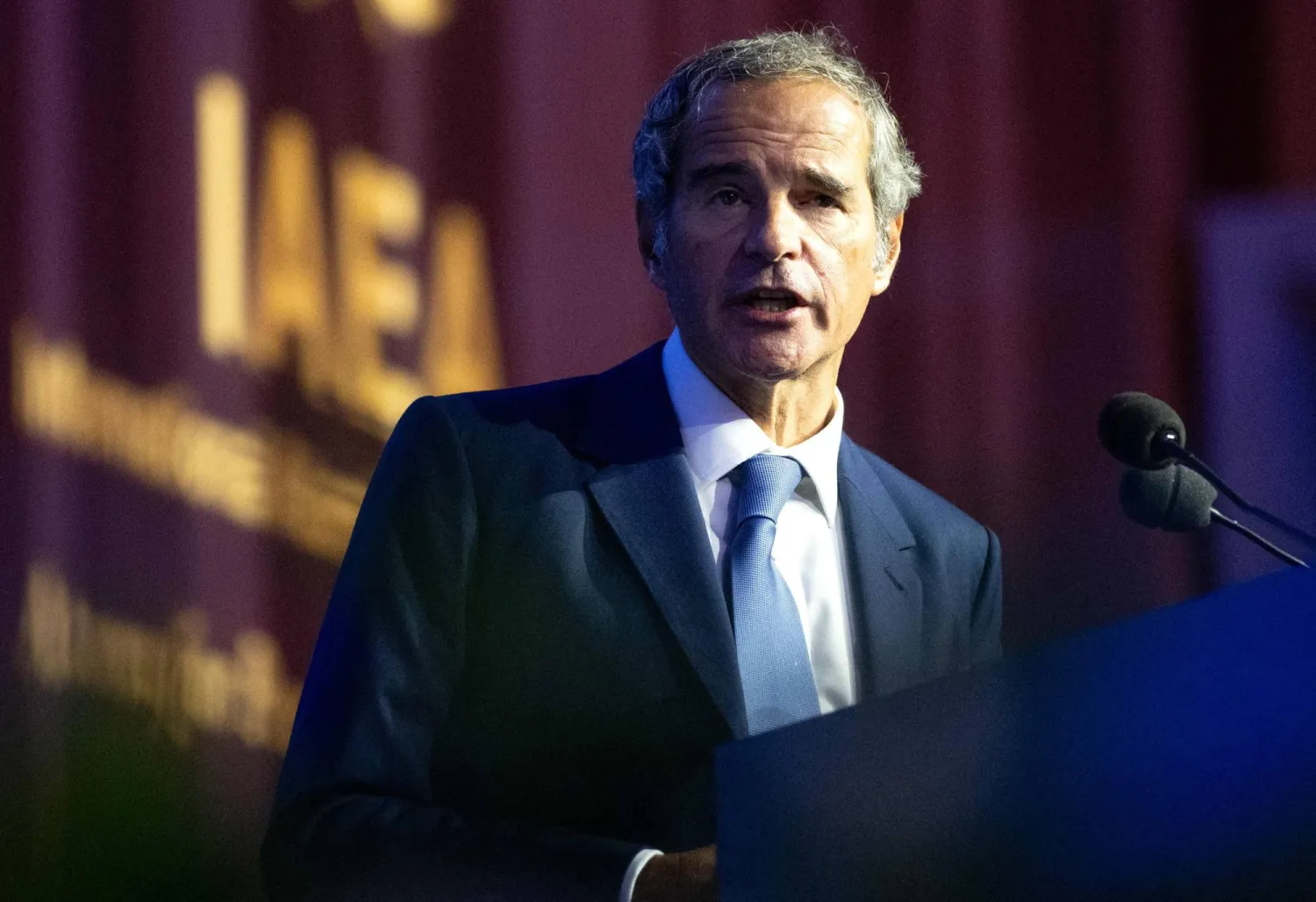 غروسي متحدثاً أمام الجمعية العامة للوكالة الدولية للطاقة الذرية في فيينا الأسبوع الماضي (أ.ف.ب)