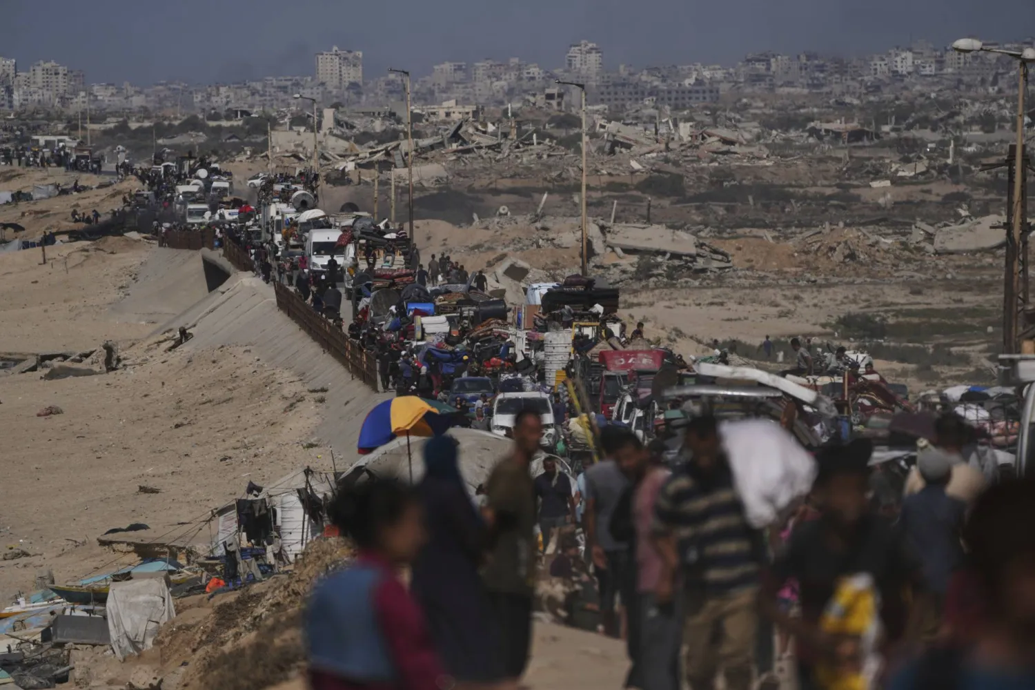 نازحون فلسطينيون يفرون من شمال قطاع غزة سيراً على الأقدام وفي المركبات على طول الطريق الساحلي قرب وادي غزة يوم الاثنين (أ.ب)