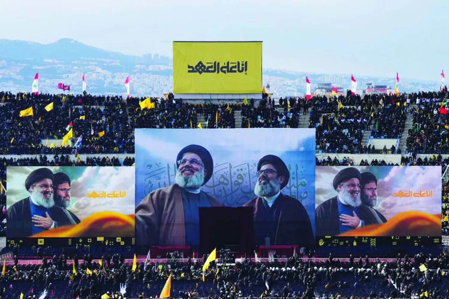 صورة لنصر الله وصفي الدين داخل «المدينة الرياضية» في بيروت خلال تشييعهما في شهر فبراير الماضي (رويترز)