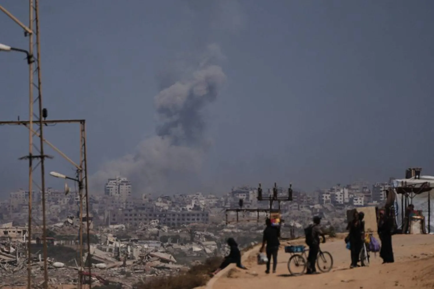  Smoke rises from an Israeli military strike in Gaza City, as seen from the central Gaza Strip, Monday, Sept. 22, 2025. (AP) 