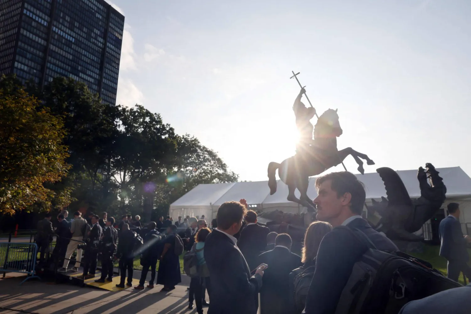 وصول الوفود الدبلوماسية إلى مقر الأمم المتحدة في نيويورك استعداداً لانعقاد الجمعية العامة (أ.ف.ب) 