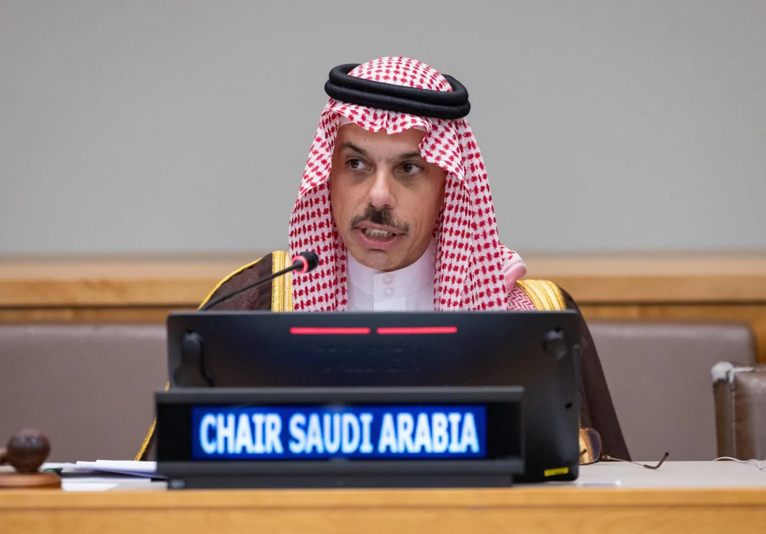 الأمير فيصل بن فرحان متحدثاً خلال افتتاحه الجلسة الحوارية في نيويورك (الخارجية السعودية) 