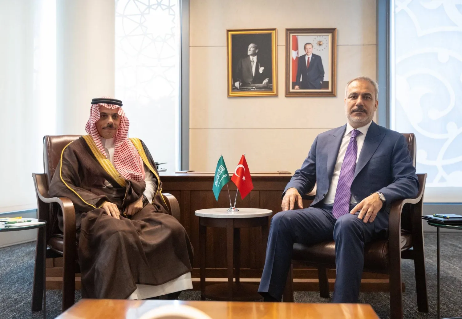 وزير الخارجية السعودي الأمير فيصل بن فرحان ونظيره التركي هاكان فيدان خلال لقائهما في نيويورك (واس)