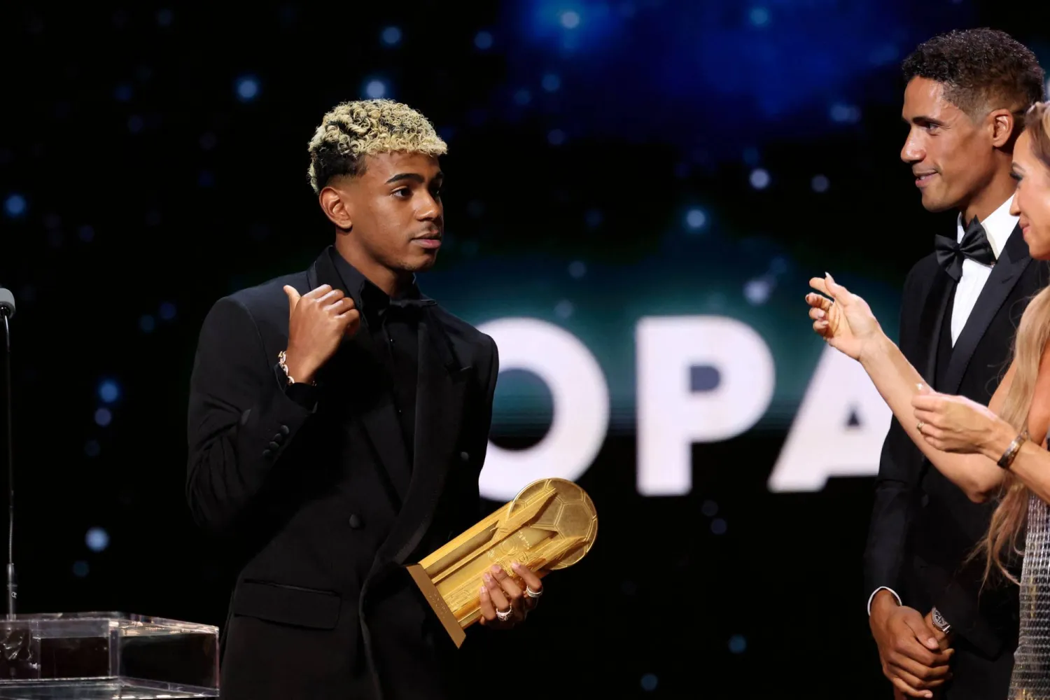 لامين يامال يحمل جائزة أفضل لاعب شاب (أ.ف.ب) 