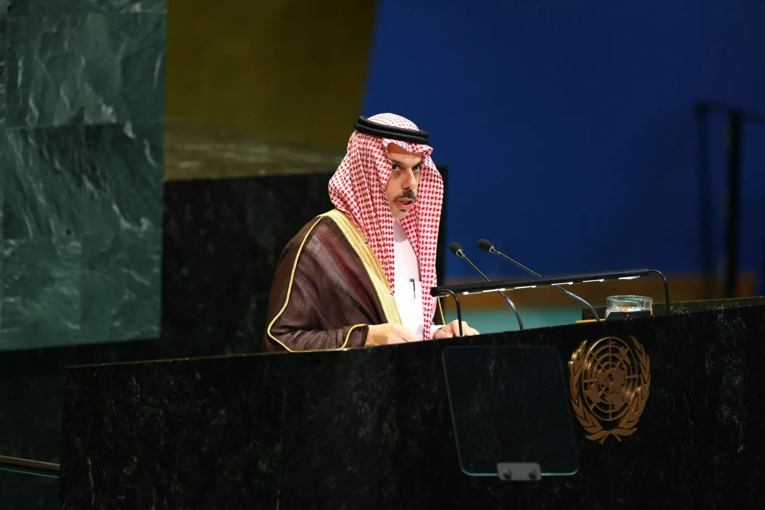 وزير الخارجية السعودي الأمير فيصل بن فرحان يتحدث خلال افتتاح مؤتمر «حل الدولتين» في نيويورك الاثنين (أ.ف.ب)