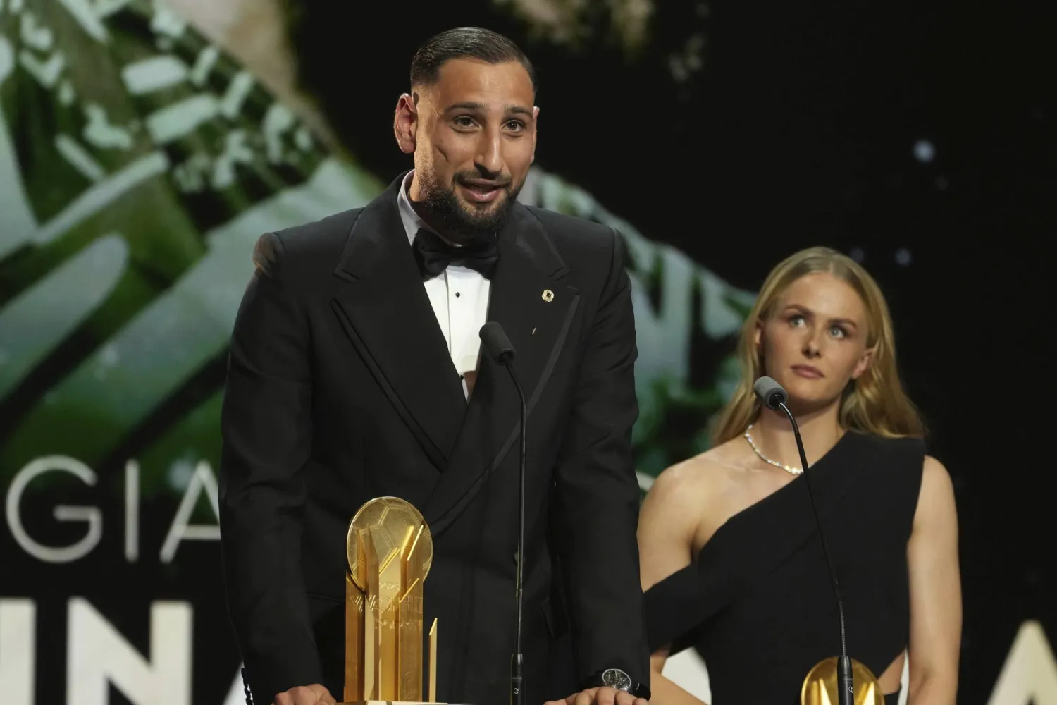 الإيطالي جيانلويجي دوناروما يحتفل بفوزه بأفضل حارس بالعالم (أ.ب) 