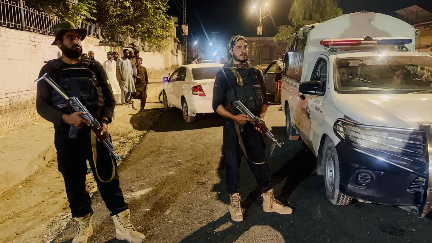 رجال أمن باكستانيون يتفقدون موقع انفجار في تشامان باكستان 18 سبتمبر 2025 (إ.ب.أ)