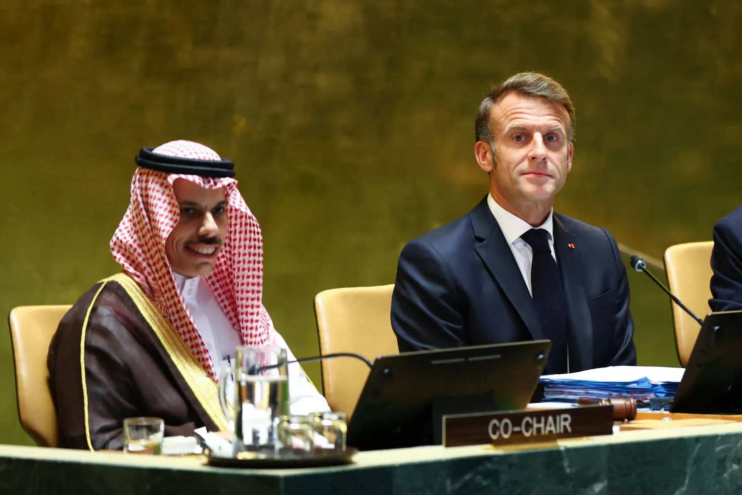 وزير الخارجية السعودي الأمير فيصل بن فرحان والرئيس الفرنسي إيمانويل ماكرون يحضران قمة الأمم المتحدة بشأن «حل الدولتين» في مقر الأمم المتحدة بنيويورك (أ.ف.ب)