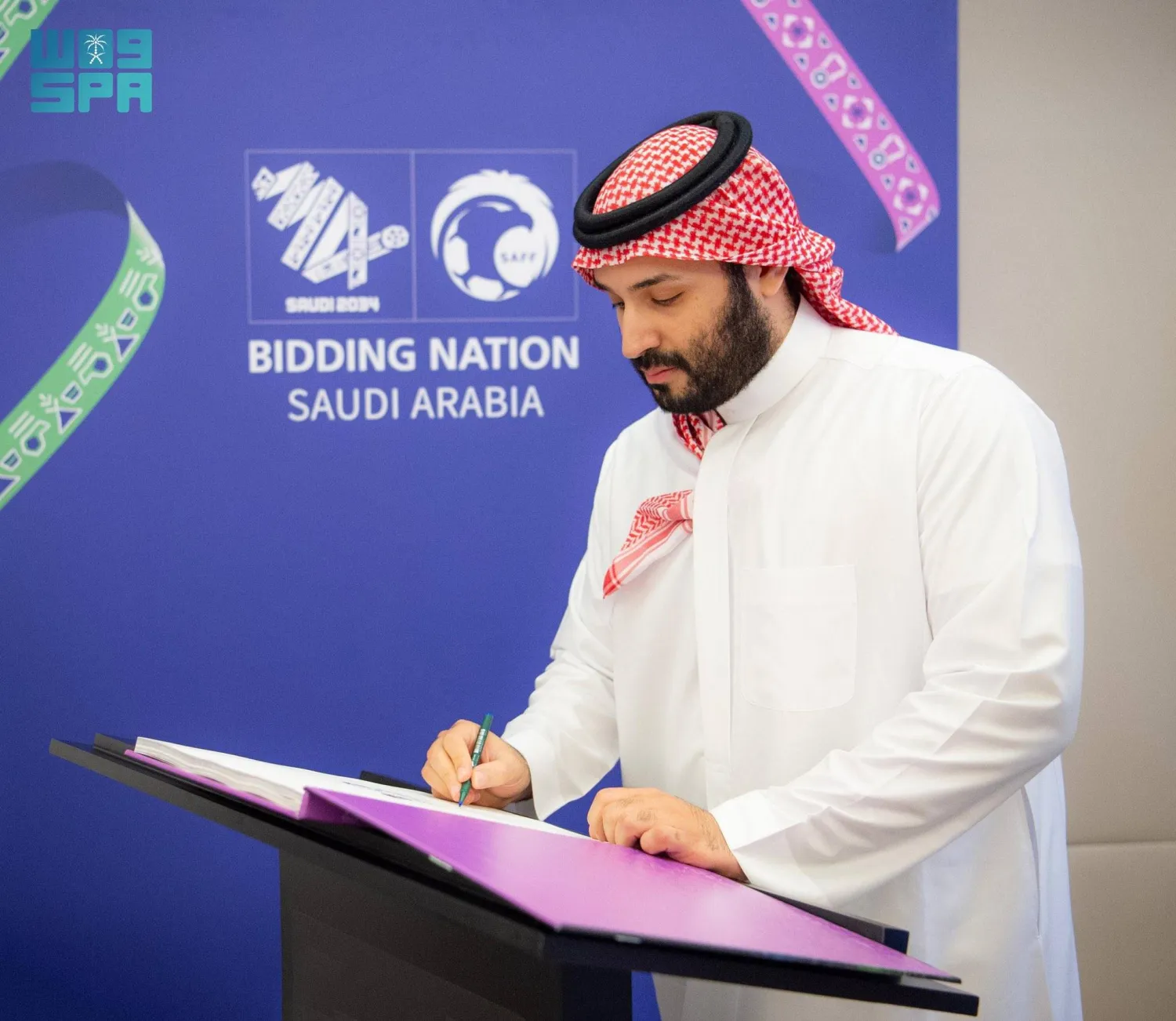 ولي العهد الأمير محمد بن سلمان لحظة توقيعه على وثيقة استضافة كأس العالم 2034 (واس)
