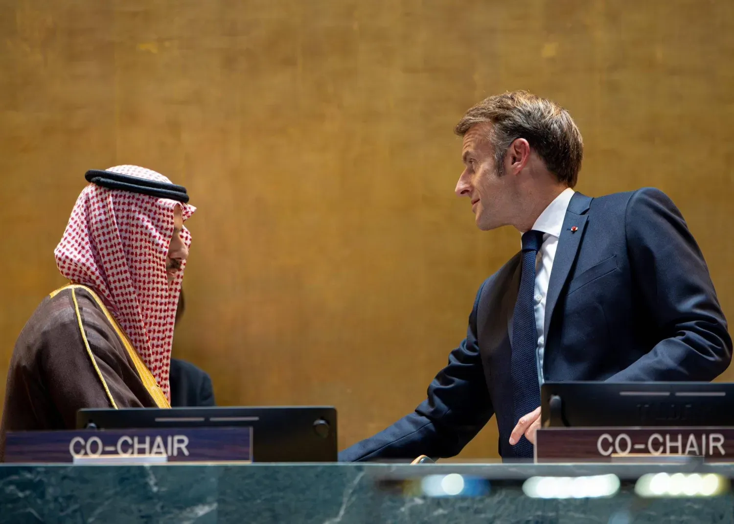 Konferansın başlamasından önce Fransa Cumhurbaşkanı Emmanuel Macron ile Suudi Arabistan Dışişleri Bakanı Prens Faysal bin Ferhan Al-Suud ile tokalaşırken (Suudi Arabistan Dışişleri Bakanlığı)