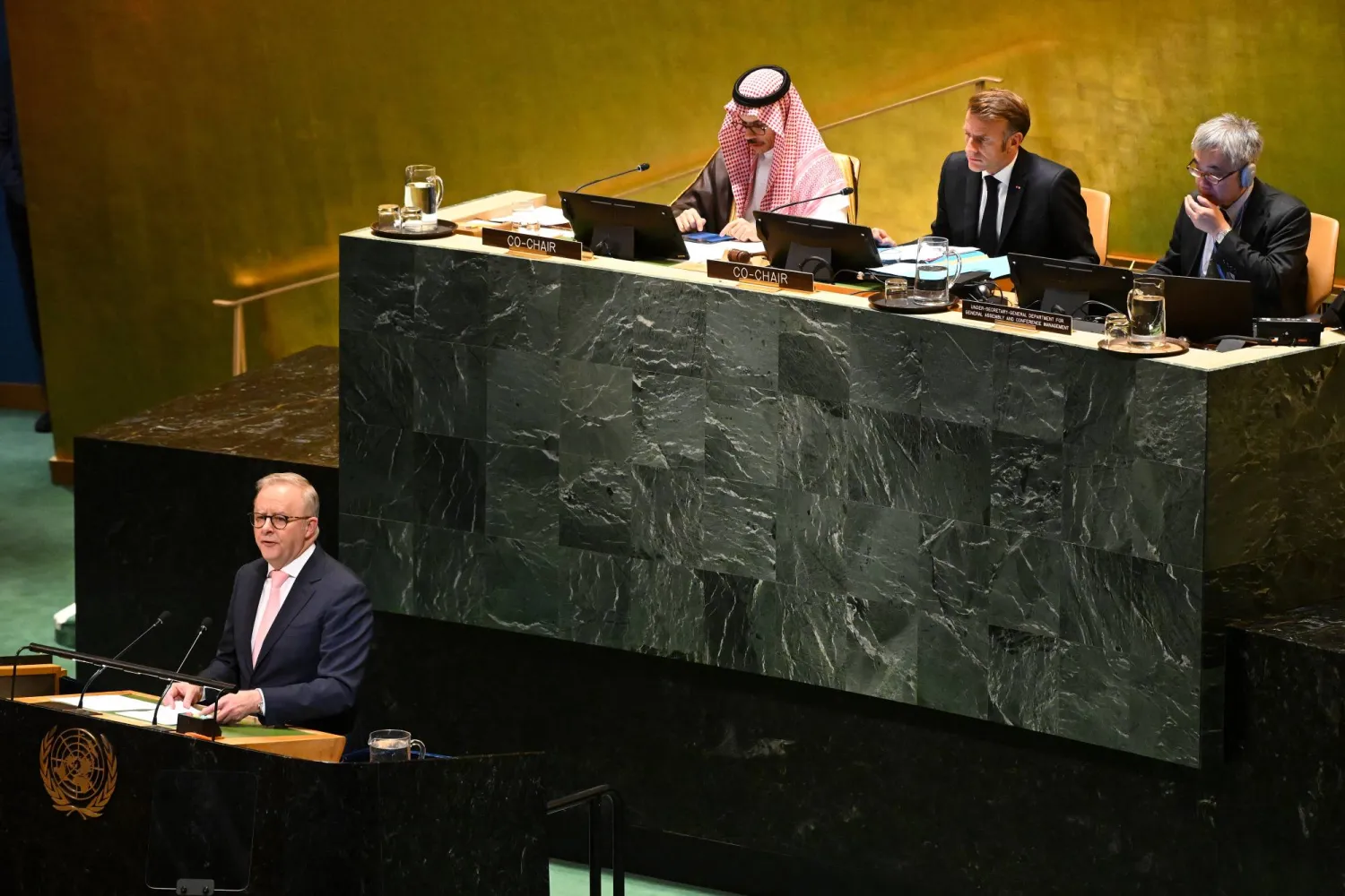 رئيس الوزراء الأسترالي أنتوني ألبانيز يتحدث خلال المؤتمر الدولي لحل الدولتين في مقر الأمم المتحدة بنيويورك الولايات المتحدة (إ.ب.أ)