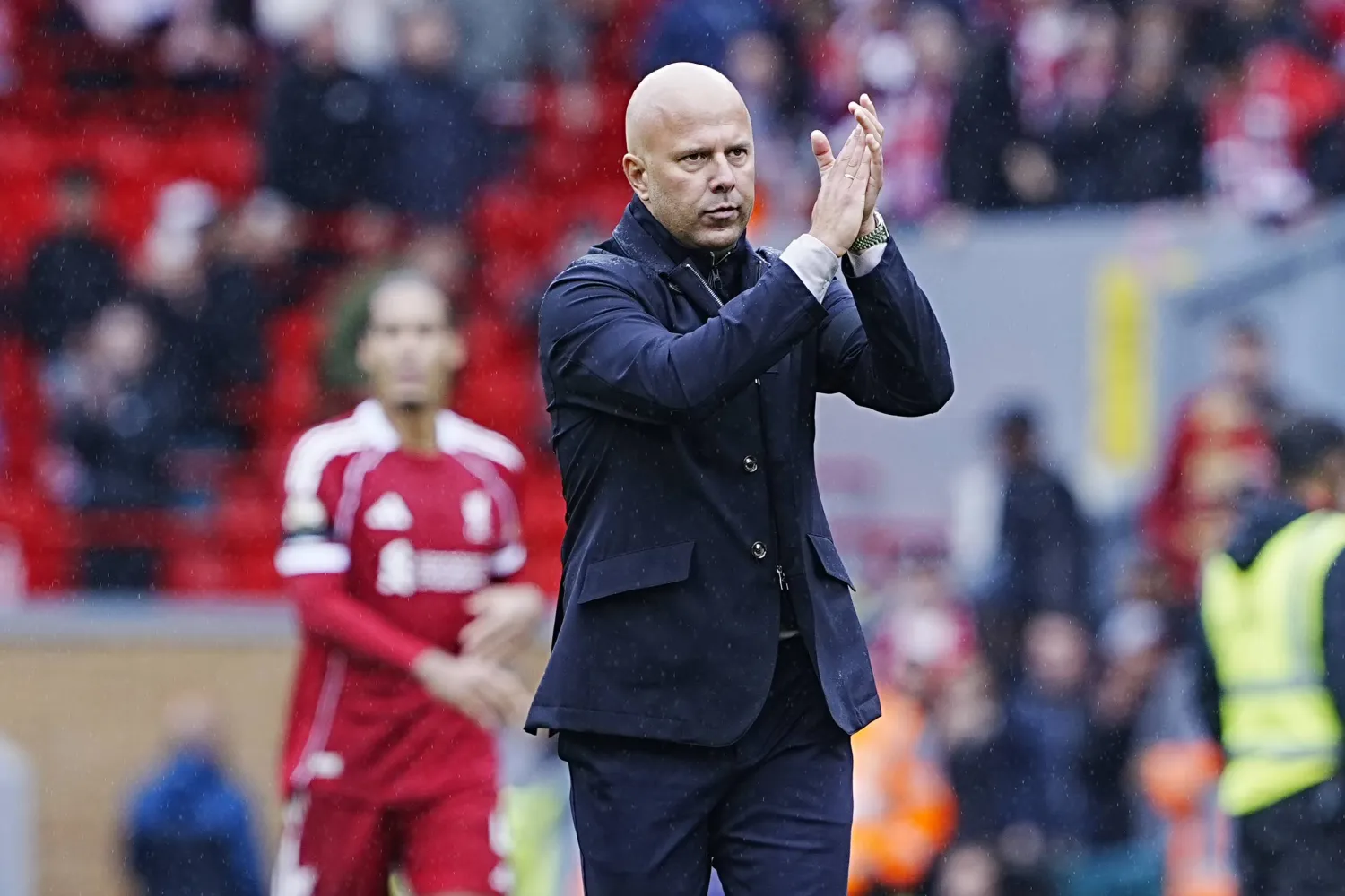 20 September 2025, United Kingdom, Liverpool: Liverpool manager Arne Slot applauds the fans following victory in the English Premier League soccer match between Liverpool and Everton at Anfield. Photo: Peter Byrne/PA Wire/dpa
