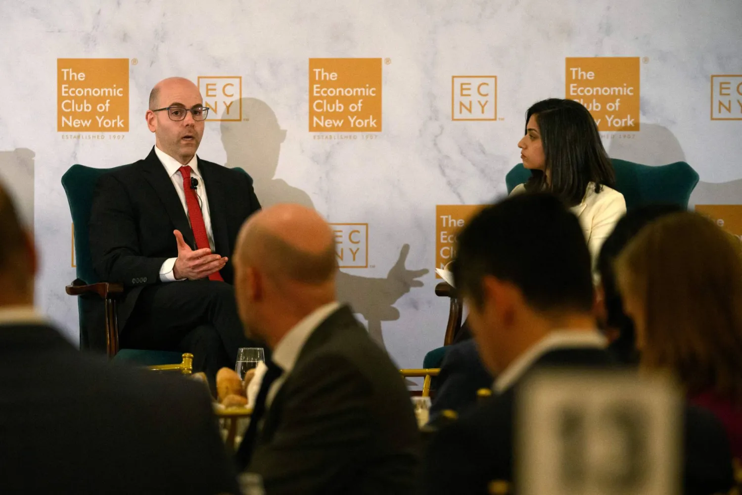 ستيفن ميران يتحدث في النادي الاقتصادي بنيويورك (أ.ف.ب)