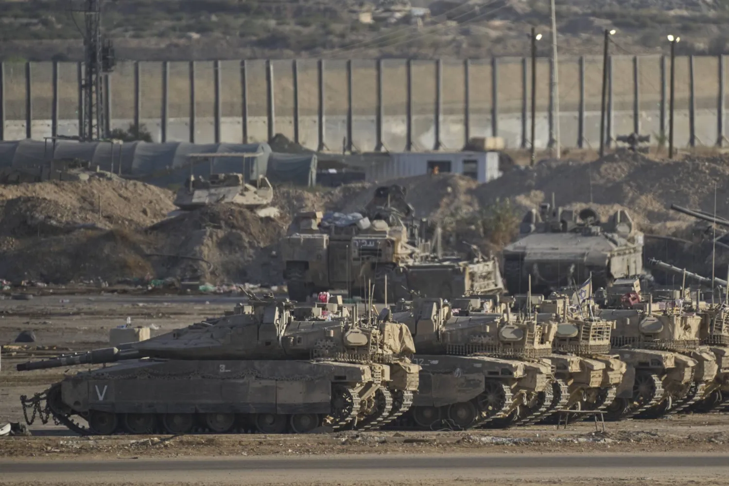 دبابات إسرائيلية عند الحدود مع قطاع غزة (أ.ب)