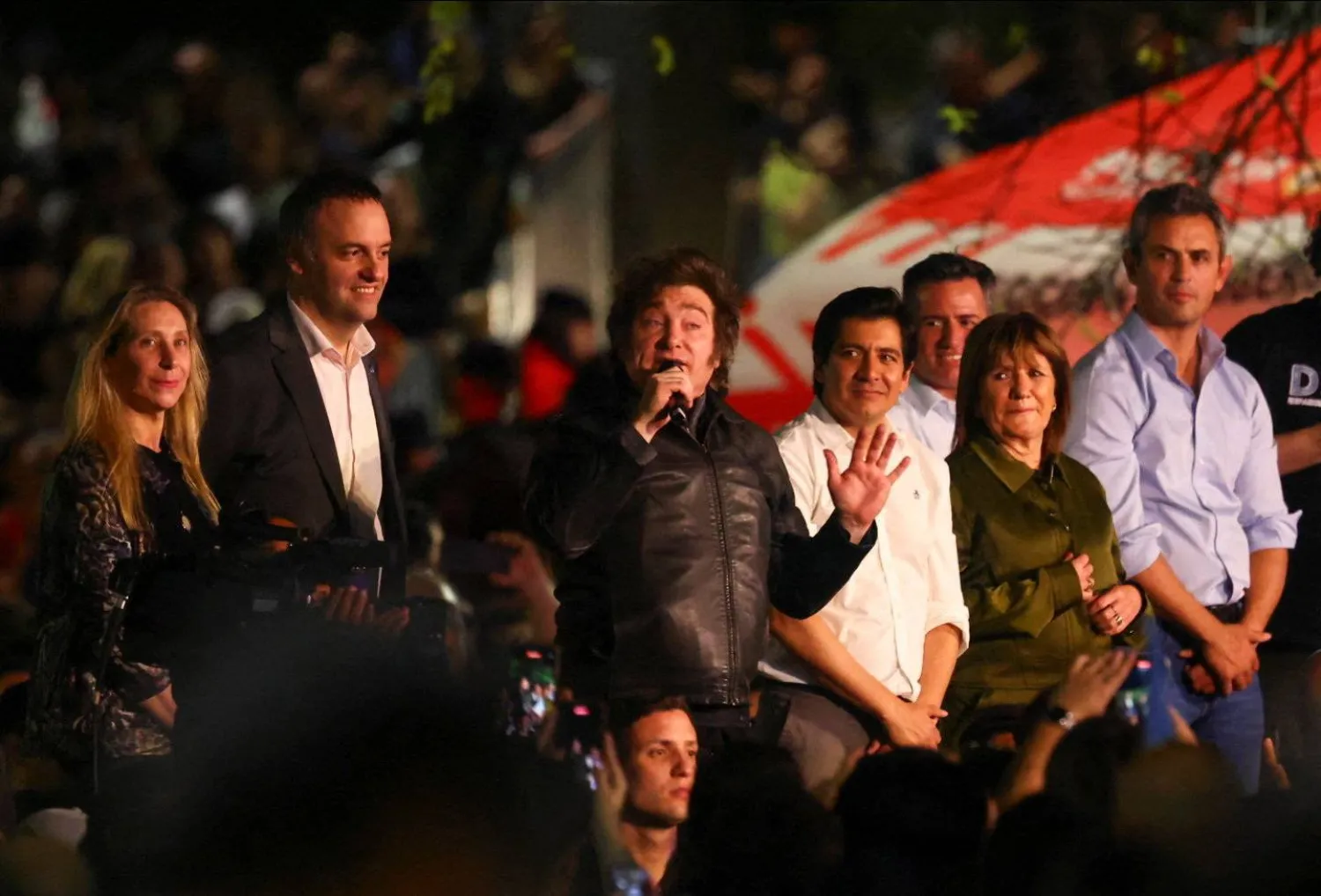 الرئيس الأرجنتيني خافيير ميلي يتحدث خلال تجمع حزب «لا ليبرتاد أفانزا» قبل انتخابات التجديد النصفي الحاسمة في أكتوبر (رويترز)