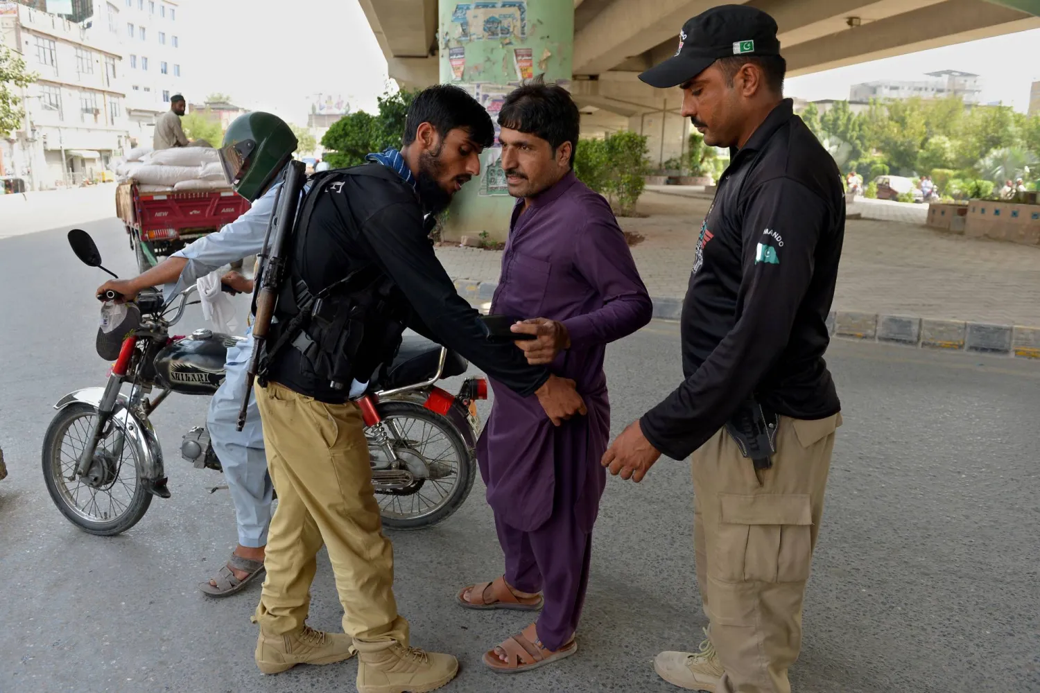 مسؤولون أمنيون باكستانيون يفتشون رجلاً عند نقطة تفتيش في ظل تشديد الإجراءات الأمنية ببيشاور - إقليم خيبر بختونخوا - باكستان - 22 سبتمبر 2025. تدهور الوضع الأمني ​​في خيبر بختونخوا بشكل حاد مع تكثيف حركة «طالبان باكستان» والجماعات المتحالفة معها هجماتها (إ.ب.أ)