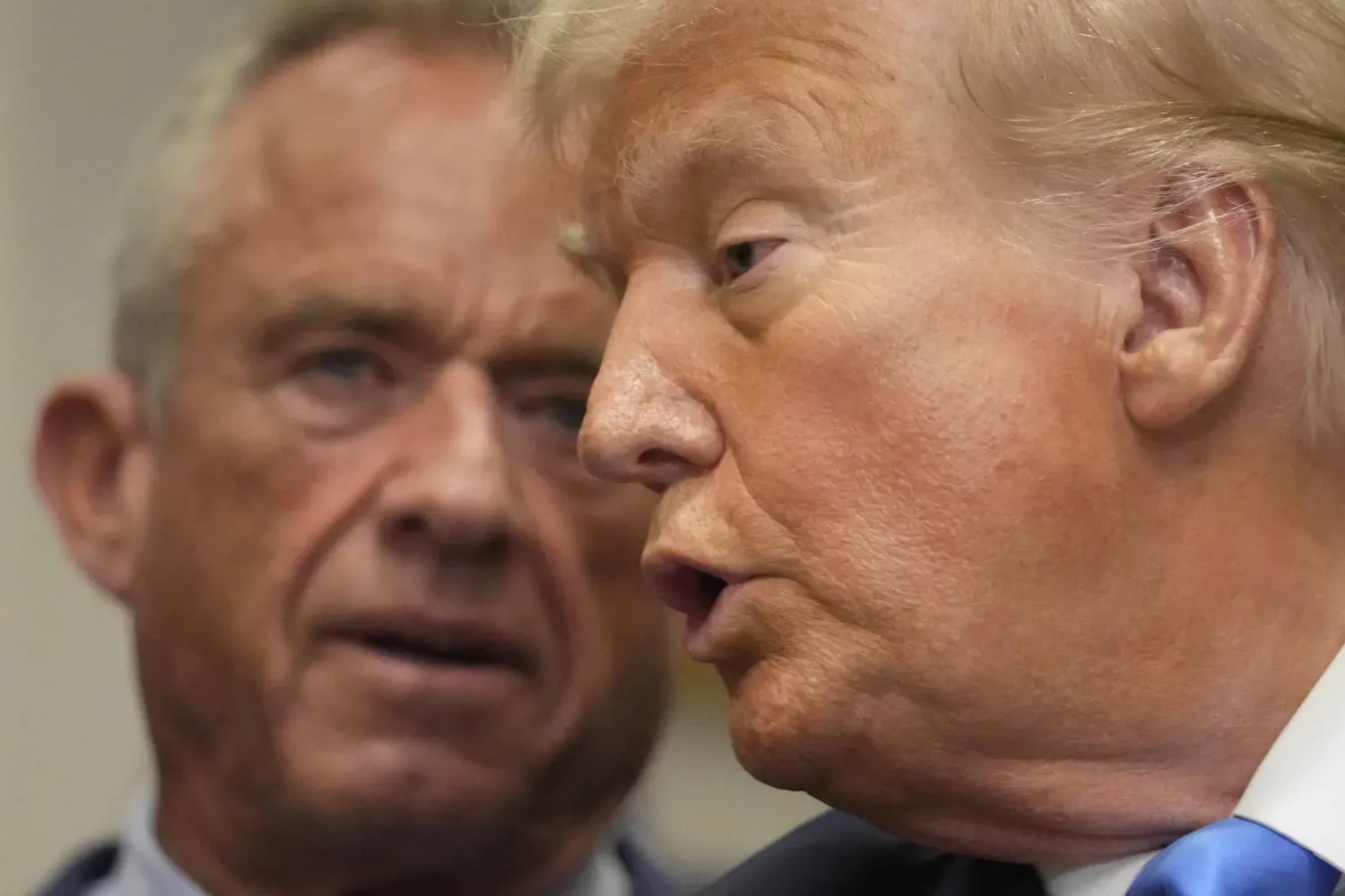ABD Başkanı Donald Trump, Sağlık ve İnsan Hizmetleri Bakanı Robert F. Kennedy Jr. eşliğinde Washington'daki Beyaz Saray'ın Roosevelt Odası'nda bir konuşma yapıyor. (AP)