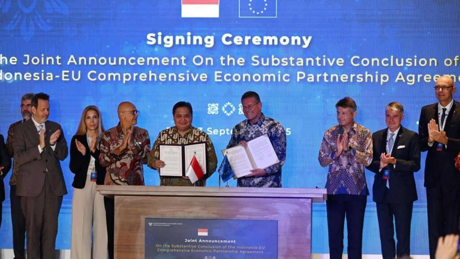 وزير الاقتصاد الإندونيسي ومفوض التجارة الأوروبي بعد توقيع اتفاقية التجارة الحرة في جزيرة بالي الإندونيسية يوم 23 سبتمبر 2025 (أ.ف.ب)