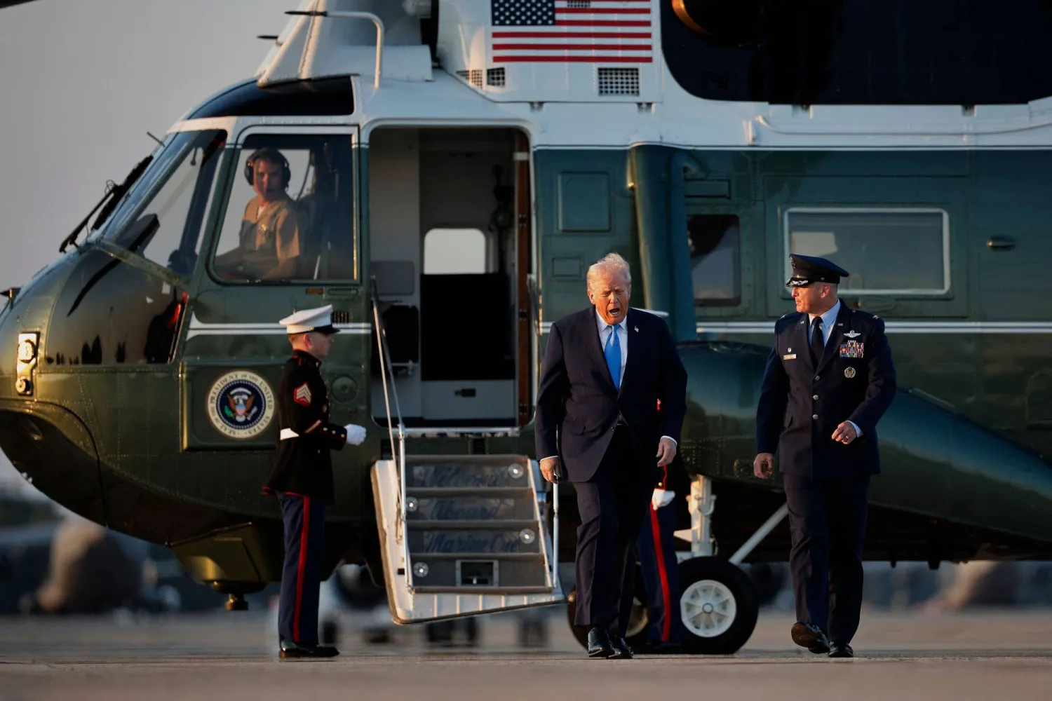 JOINT BASE ANDREWS, MARYLAND - SEPTEMBER 22: US President Donald Trump walks from the Marine One presidential helicopter to Air Force One on the tarmac on September 22, 2025 at Joint Base Andrews, Maryland. Chip Somodevilla/Getty Images/AFP