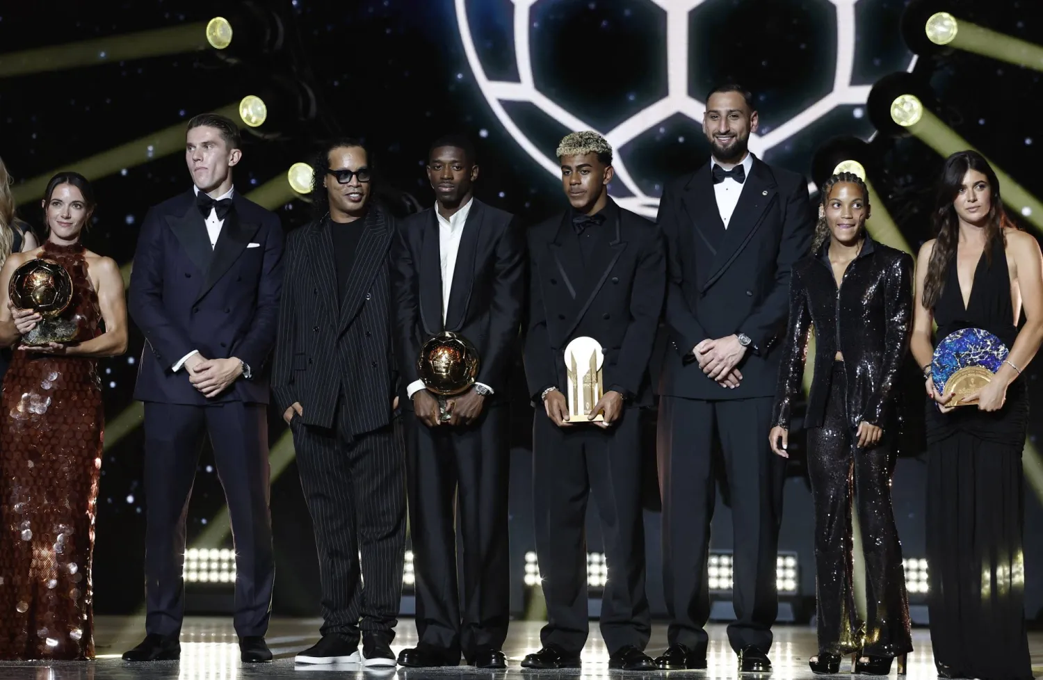 الأبطال الفائزون لهذا العام وأناقة بلا حدود (رويترز)