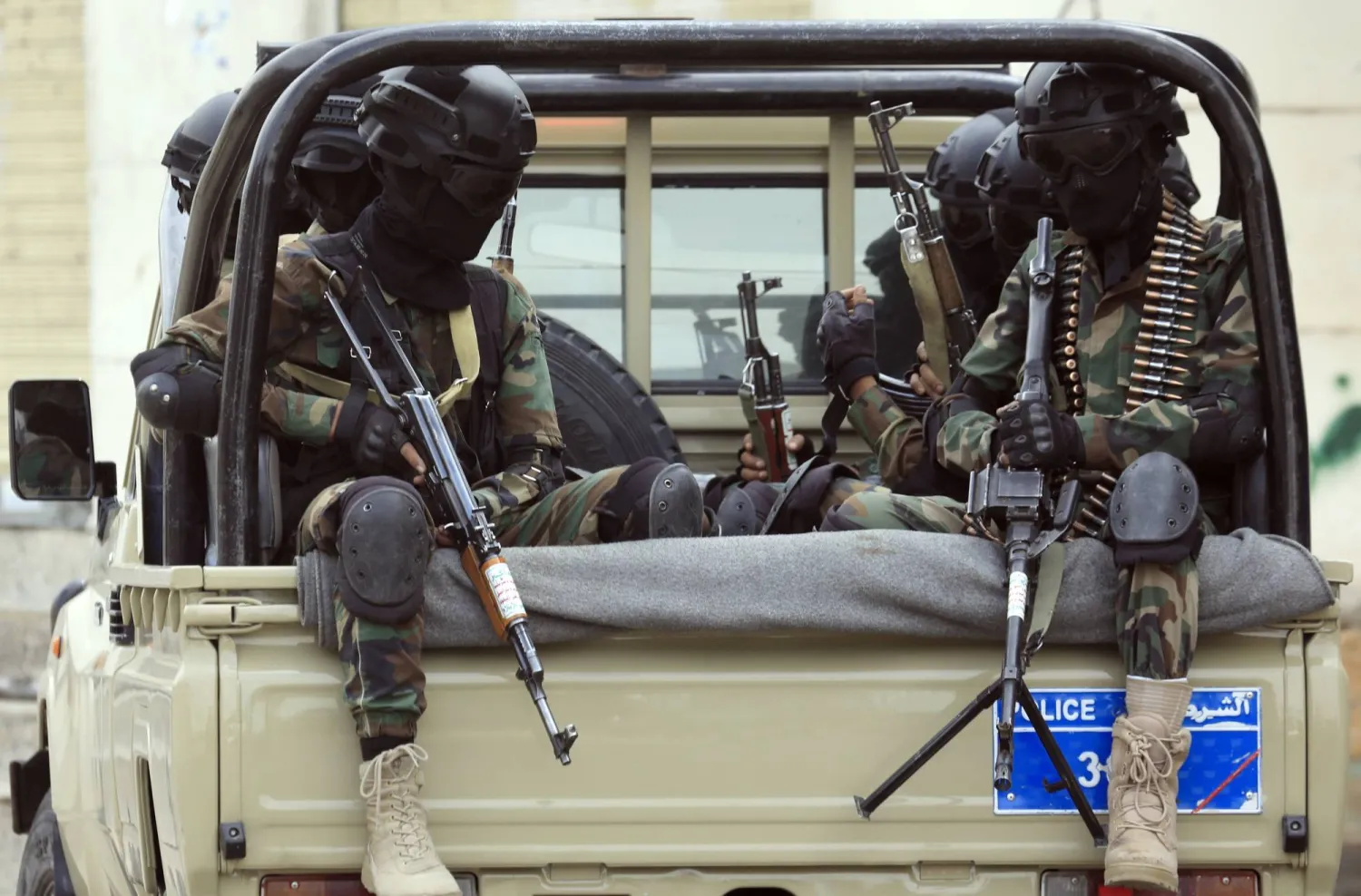 مسلحون حوثيون على عربة أمنية في صنعاء (إ.ب.أ)