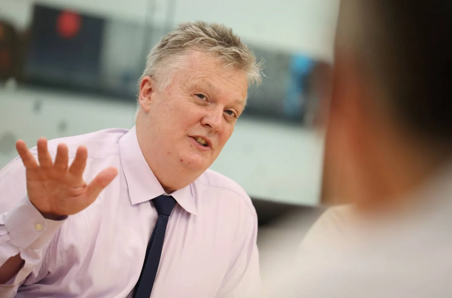 هيو بيل كبير اقتصاديي بنك إنجلترا يتحدث للصحافيين في لندن (رويترز)