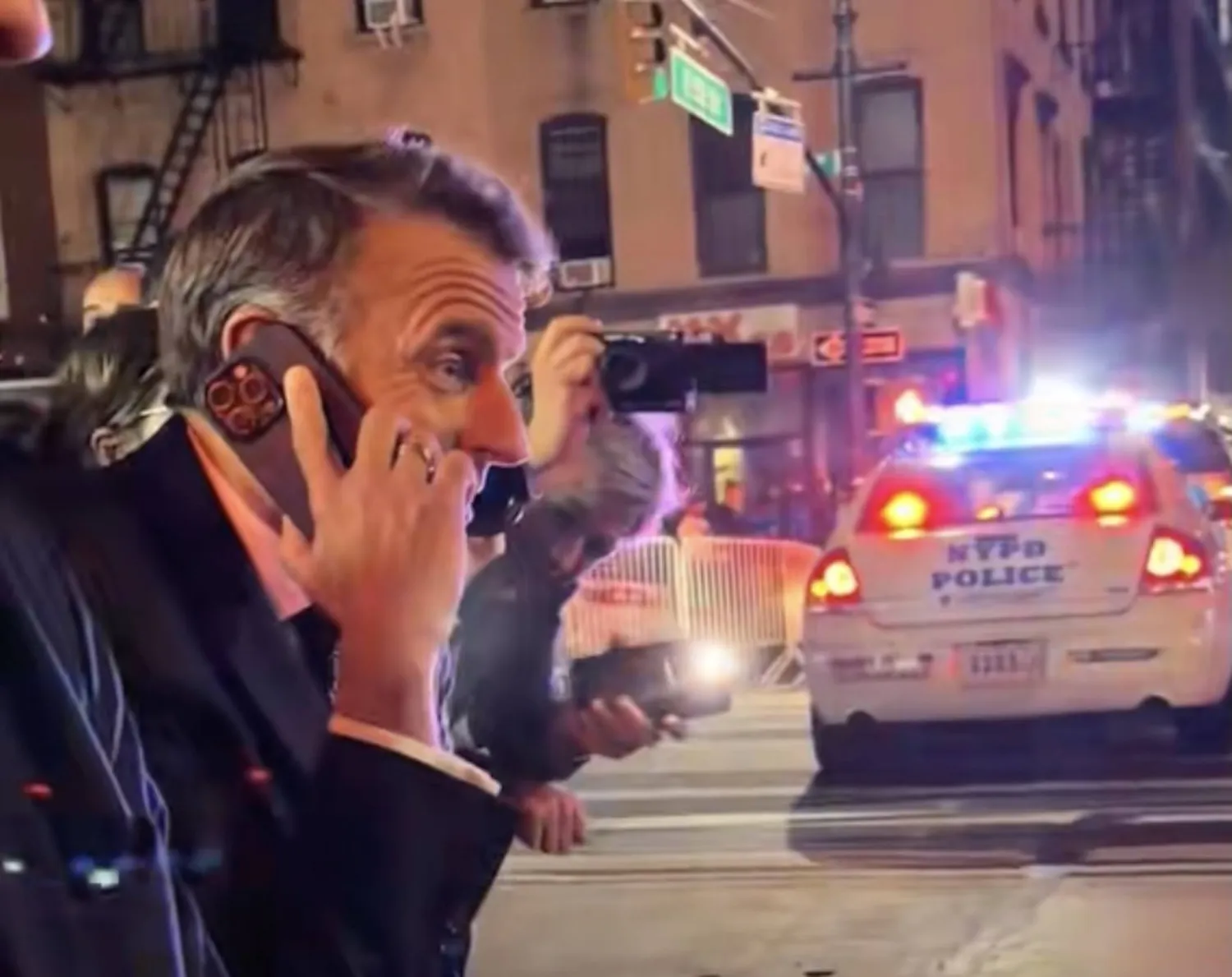 صورة مثبتة من مقطع فيديو لماكرون وهو يتحدث على الهاتف مع ترمب