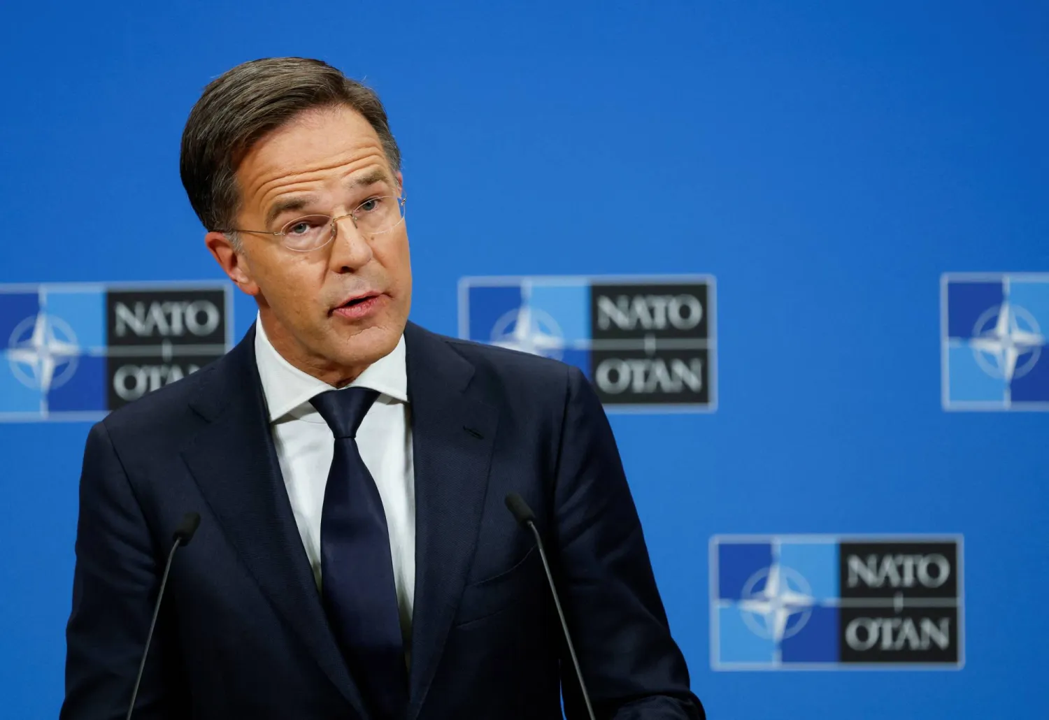 الأمين العام لحلف شمال الأطلسي مارك روته خلال مؤتمر صحافي في مقر الحلف ببروكسل (رويترز)