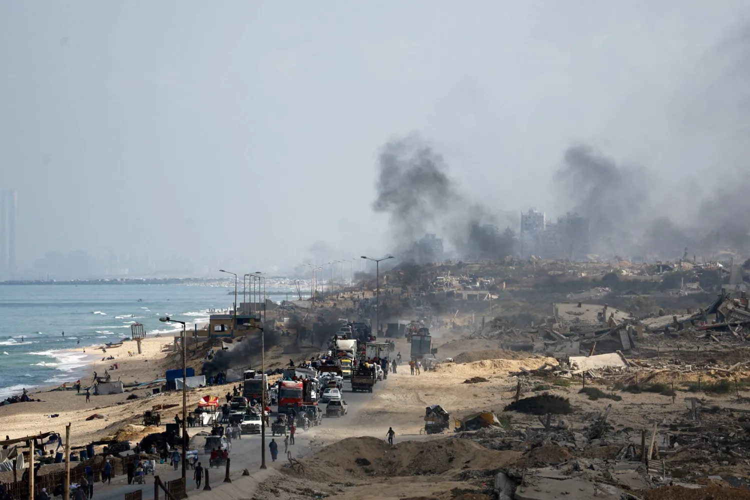 فلسطينيون نازحون فروا من شمال غزة بسبب العملية العسكرية الإسرائيلية يتجهون جنوباً على طول منطقة مدمرة بعد أن أمرت القوات الإسرائيلية سكان مدينة غزة بالإخلاء إلى الجنوب وسط قطاع غزة (رويترز)