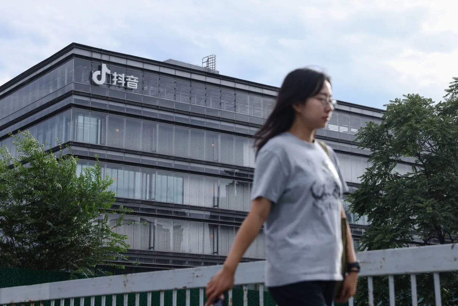 امرأة تمر أمام مقر شركة «بايت دانس» في العاصمة الصينية بكين (إ.ب.أ)