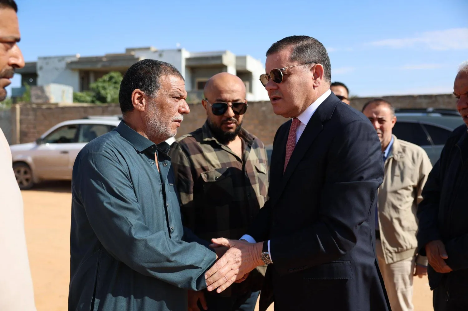 الدبيبة يعزي أسرة القيادي العسكري الليبي علي الرياني في أبريل الماضي (مكتب الدبيبة)