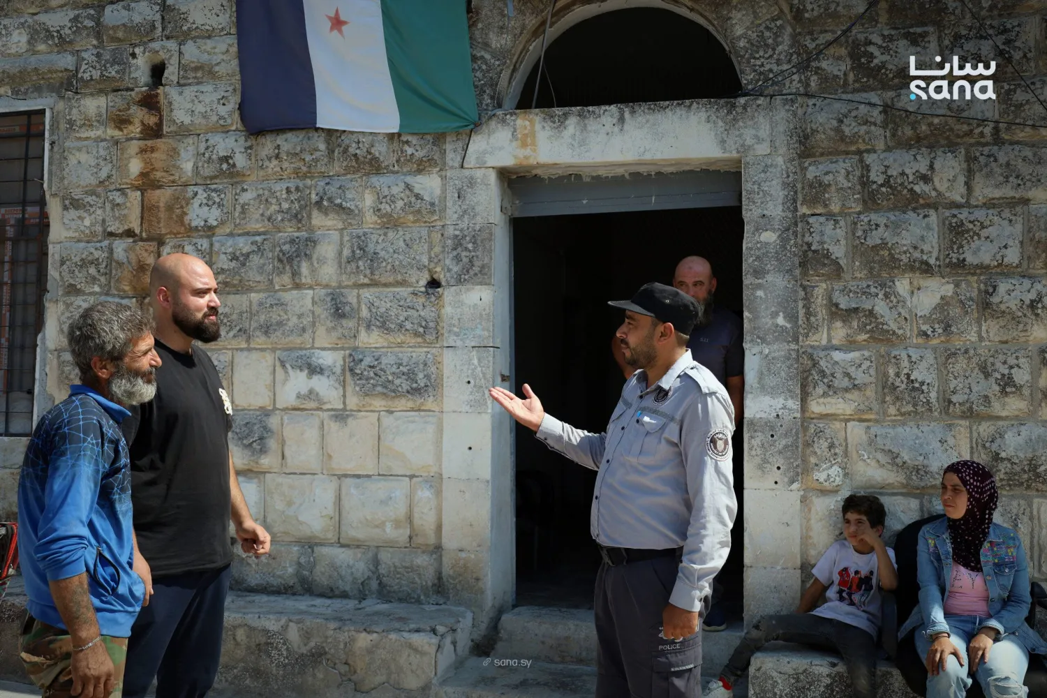 عودة الخدمة إلى مخفر كنسبا في منطقة الحفة بمحافظة اللاذقية ساعدت على تشجيع الأهالي على العودة إلى قراهم (سانا)