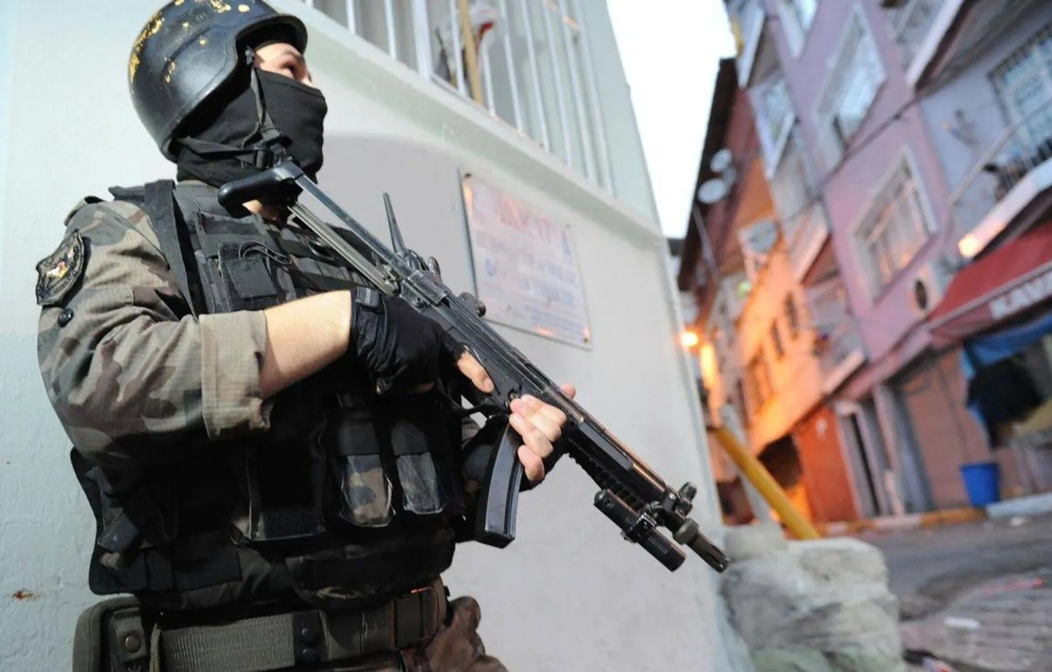 أحد عناصر قوات مكافحة الإرهاب التركية خلال عملية ضد عناصر تنظيم «داعش» في إسطنبول (الداخلية التركية - «إكس»)