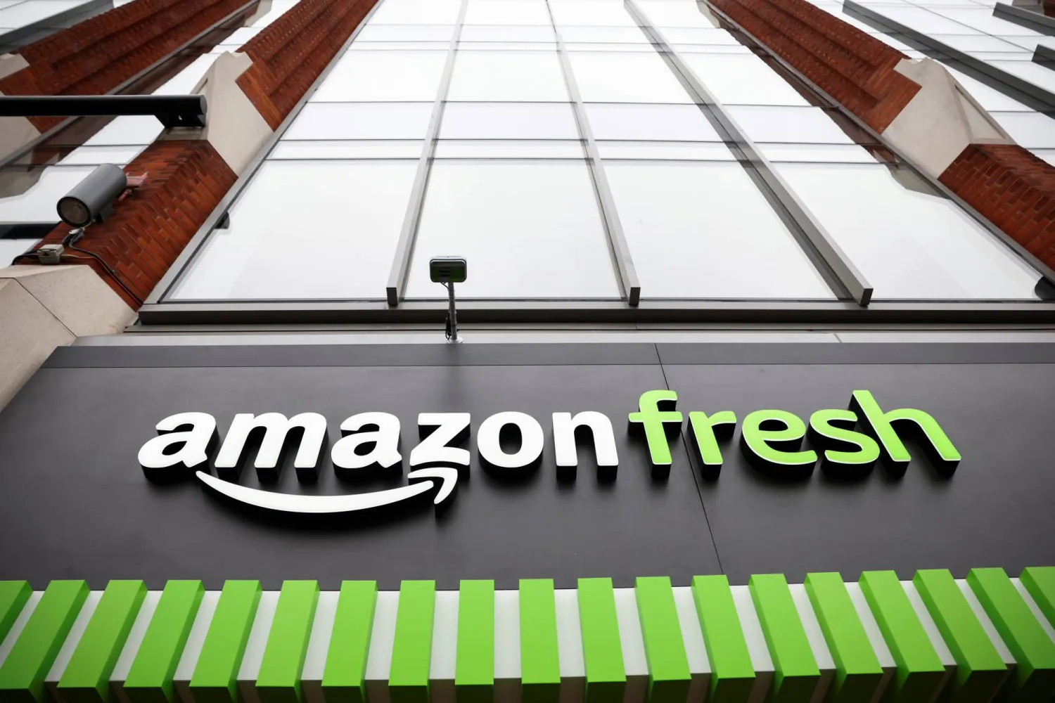 لافتة عند مدخل أول متجر «أمازون فريش» في لندن (رويترز)