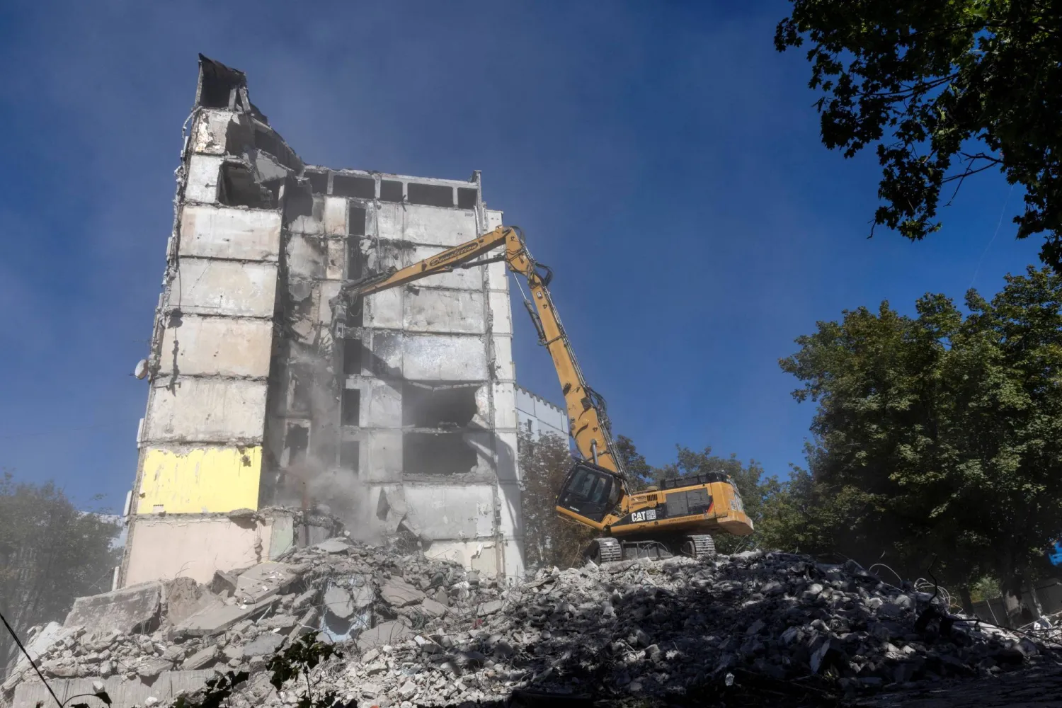 مبنى مدمَّر إثر القصف الروسي لمنطقة خاركيف الأوكرانية (رويترز)