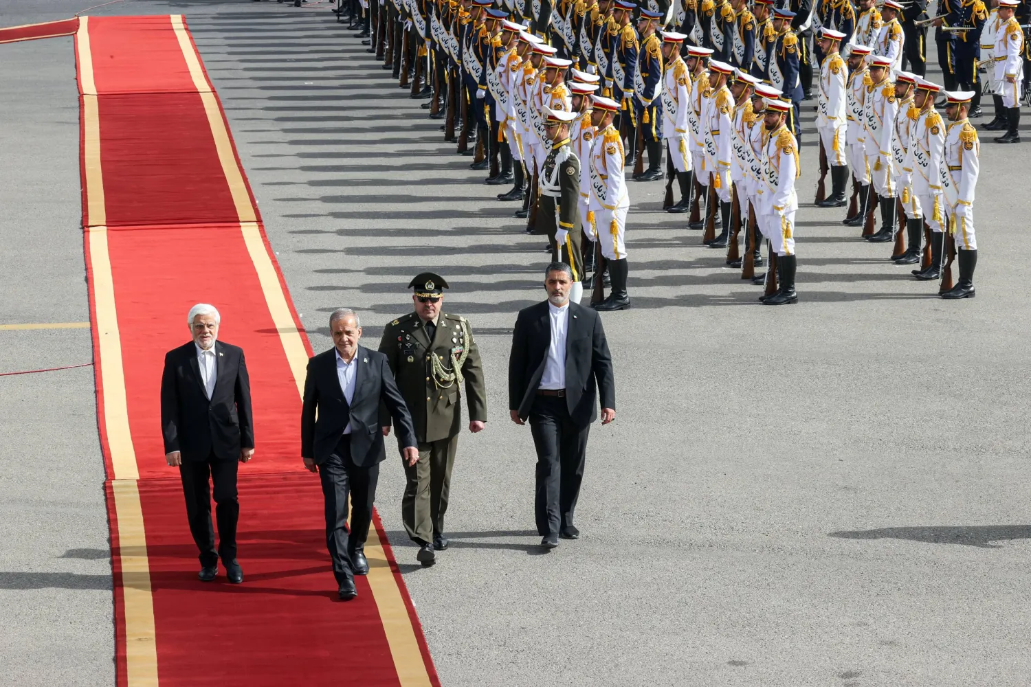 صورة نشرتها الرئاسة الإيرانية من مراسم توديع بزشكيان قبل مغادرته إلى نيويورك اليوم