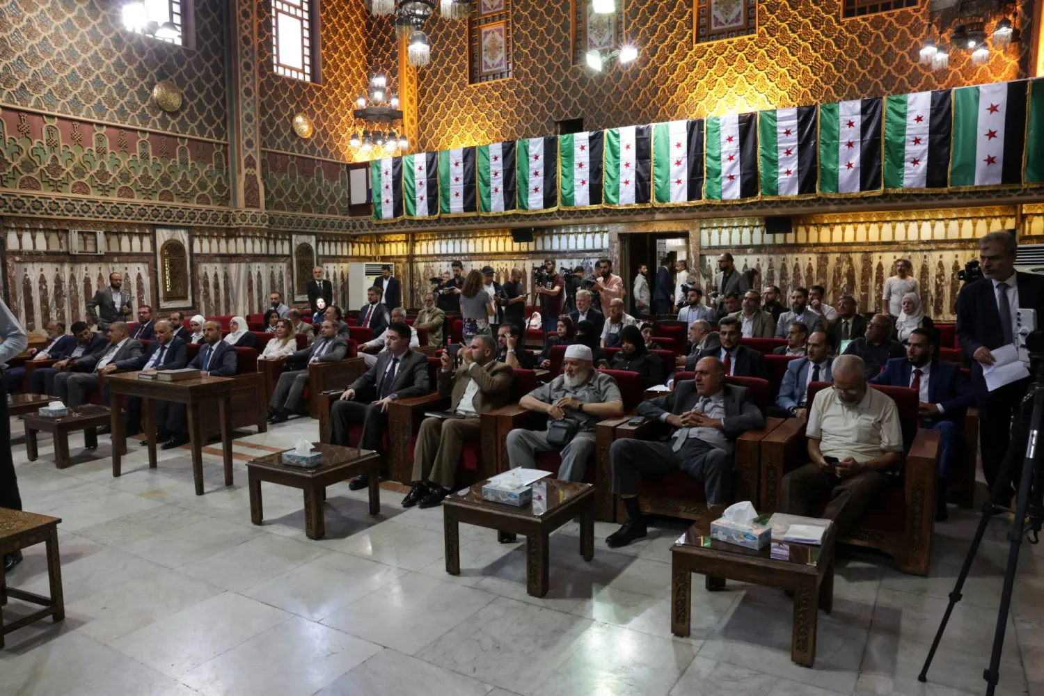 أعضاء اللجان الفرعية لإدارة الانتخابات البرلمانية السورية يجتمعون في مقر البرلمان السوري - دمشق 3 سبتمبر 2025 (رويترز)