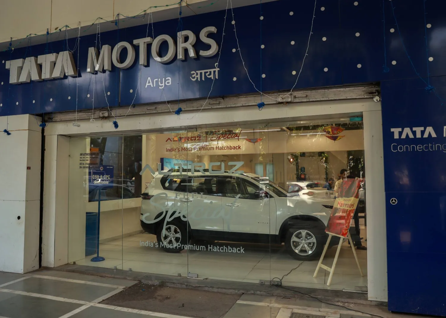 أحد معارض شركة «تاتا» الهندية في نيودلهي (إ.ب.أ)