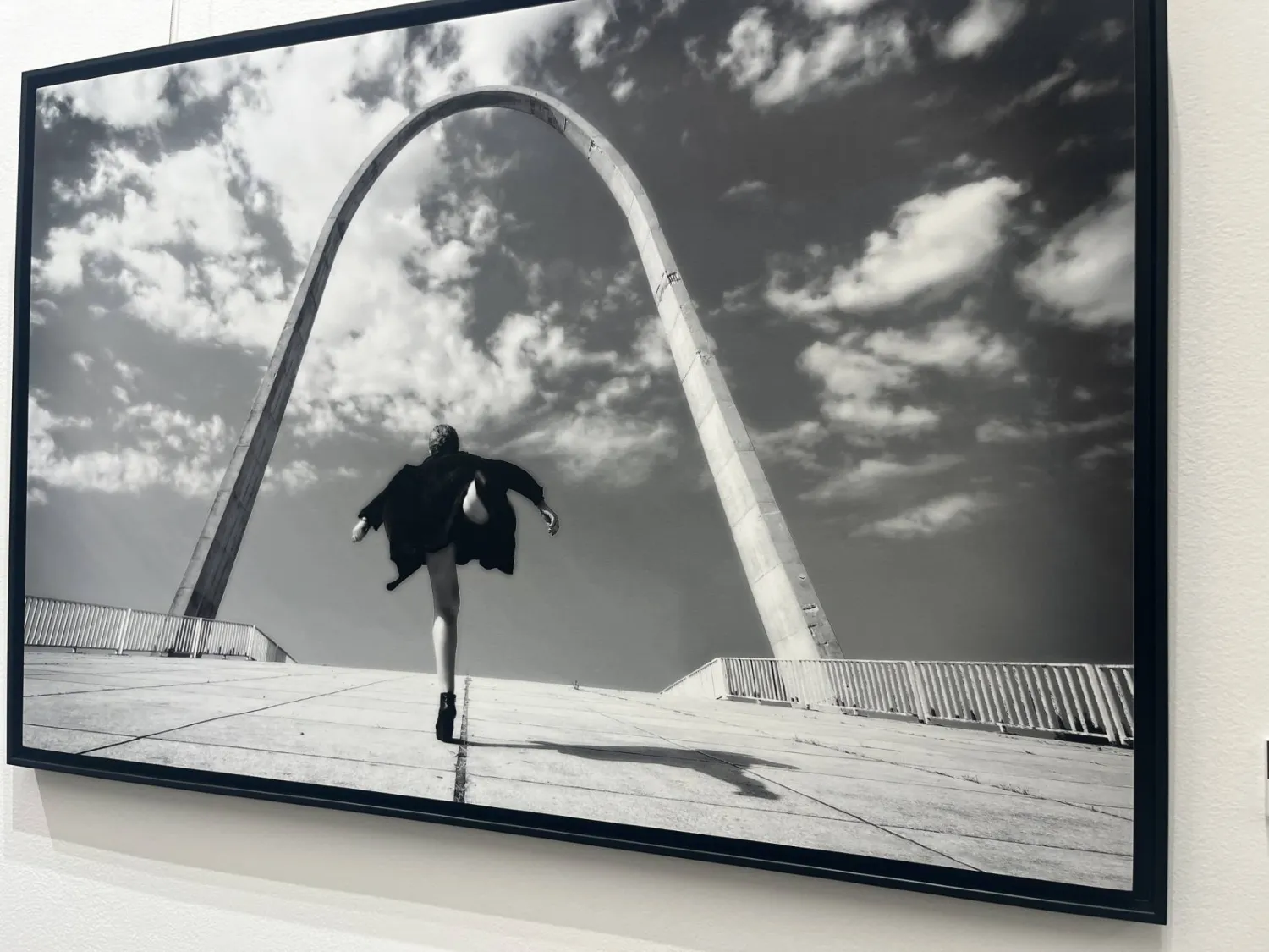 بالأبيض والأسود ترجمت نادين أشقر نظرتها الفنية لعمارة نيماير (الشرق الأوسط)