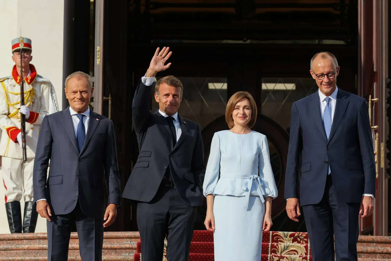 من اليمين المستشار الألماني فريدريتش ميرتس والرئيسة المولدوفية مايا ساندو والرئيس الفرنسي إيمانويل ماكرون ورئيس الوزراء البولندي دونالد توسك خلال حفل الترحيب في كيشيناو (إ.ب.أ)